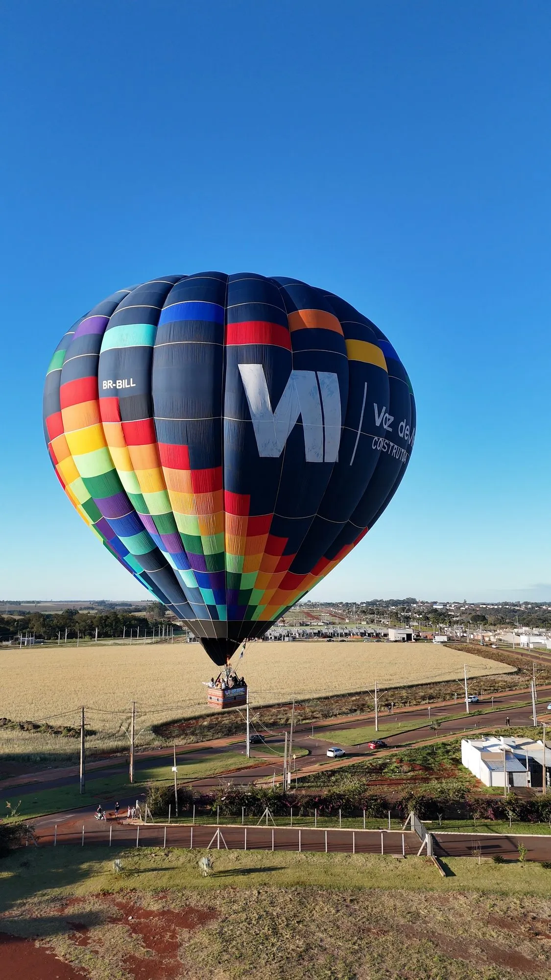 Balão colorido da Milton's em voo, visto por drone