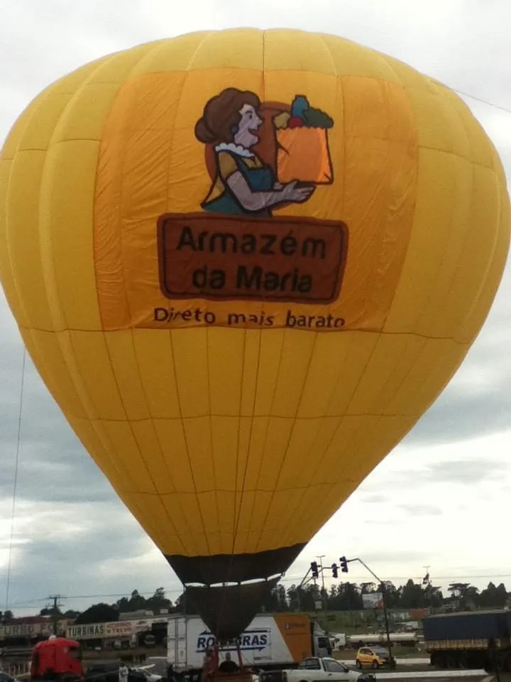 Balão amarelo com marca de supermercado