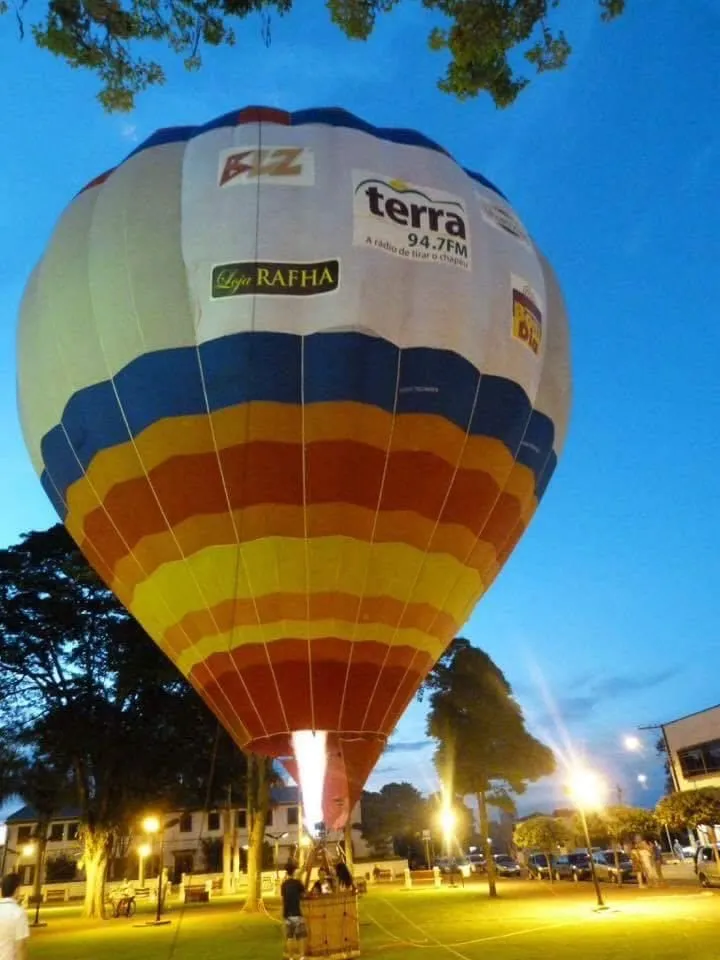 Balão iluminado à noite durante evento