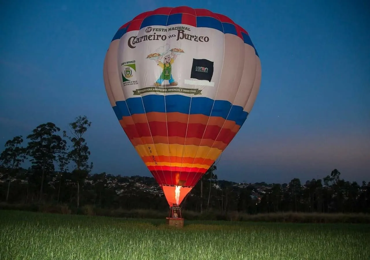 Balão com marca de cliente aceso à noite em evento