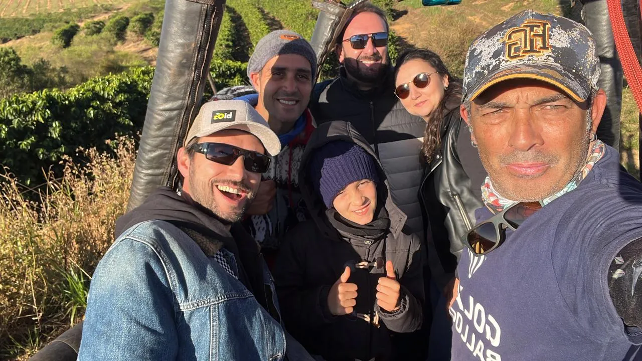 Grupo de passageiros tirando selfie dentro do cesto