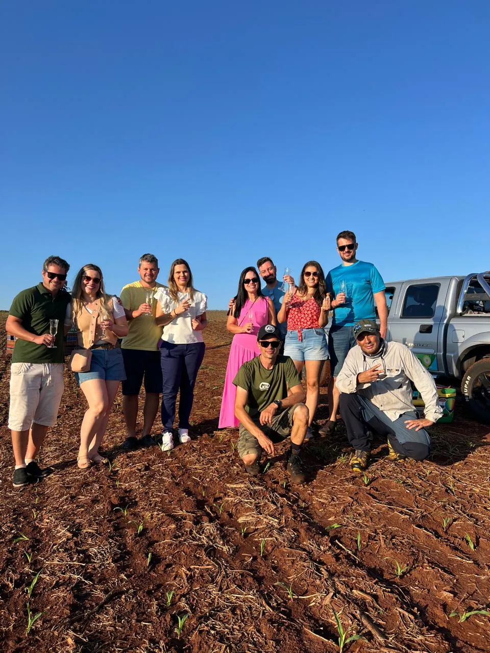 Equipe da Milton's reunida no campo após o pouso do balão