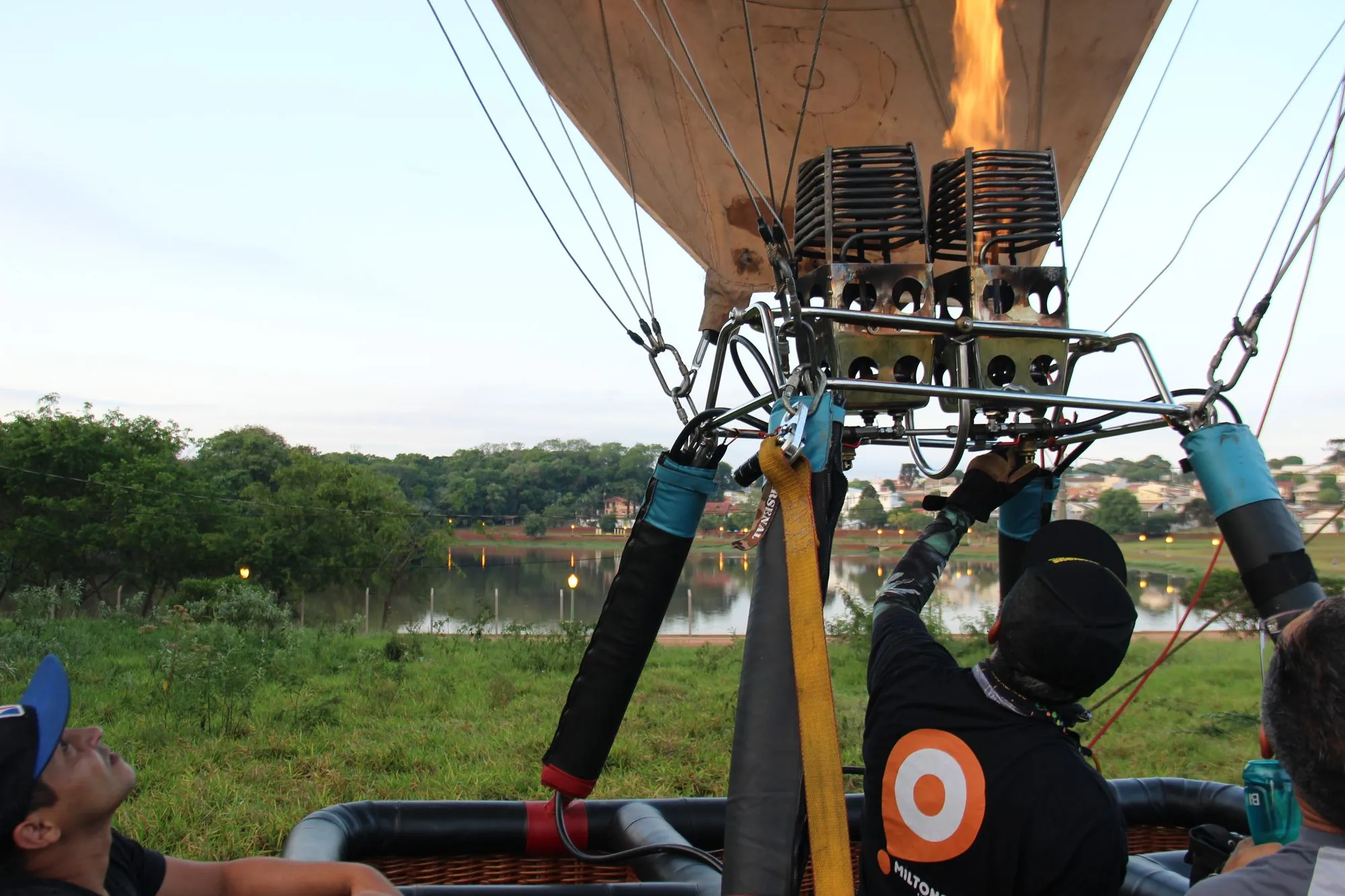 Piloto acionando o queimador com a chama acesa, pronto para decolar